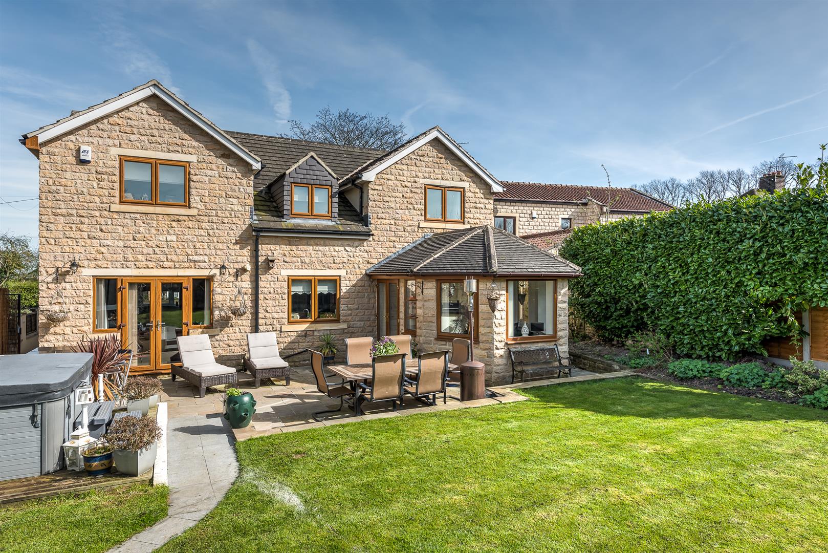 6 bedroom Detached House for sale in Leeds